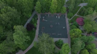 Koronavirüs yüzünden kapalı bir lunapark. Kapalı, boş, gökyüzü manzaralı.