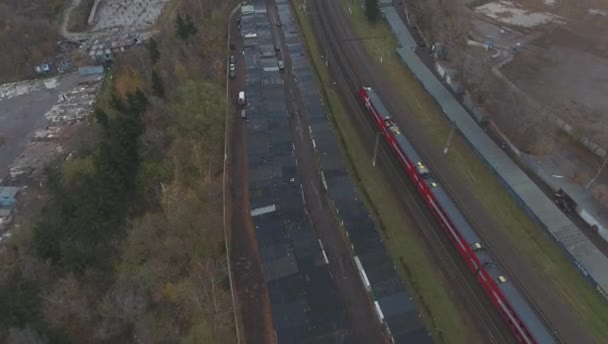 Vista aérea, tren rojo de dos pisos a velocidad en el otoño — Vídeos de Stock