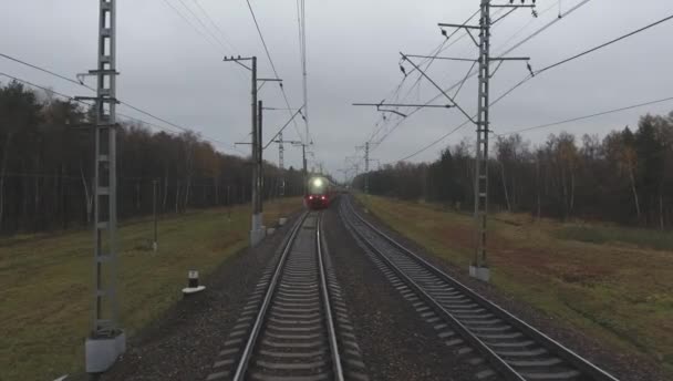 Красный двойной поезд Декер идет со скоростью в городе осенью — стоковое видео