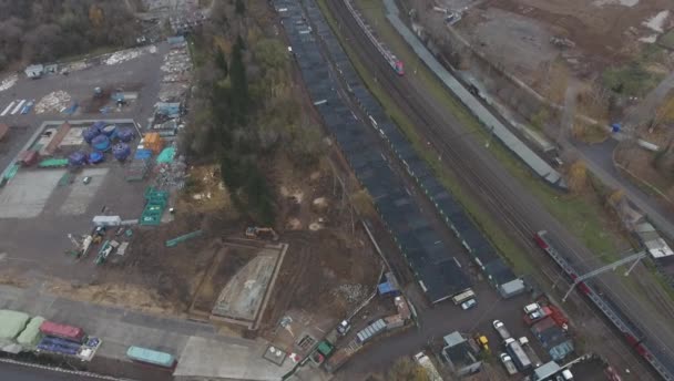 Dwa pociągi pokrywają się i iść w różnych kierunkach, widok z powietrza — Wideo stockowe