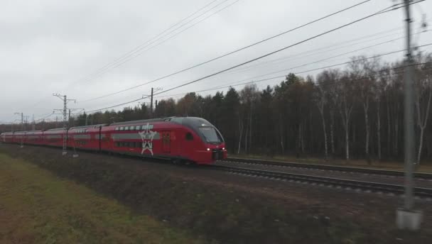 Treno rosso doppio Decker va a velocità in città in autunno — Video Stock