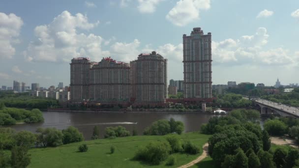 Nehrin kıyısındaki yeni modern yerleşim yeri. Hava görünümü — Stok video