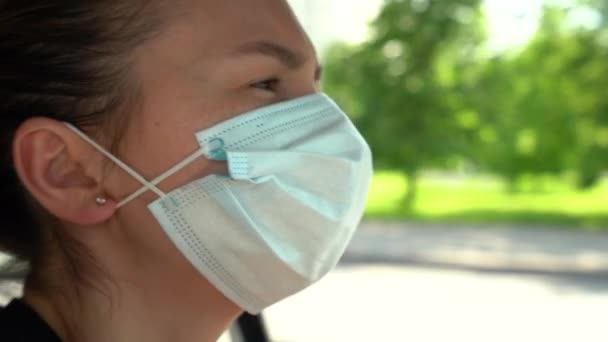 Giovane donna in maschera protettiva dalle corse coronavirus in auto — Video Stock