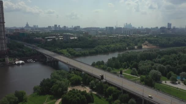 Pont de voiture complètement vide à Moscou en raison de la quarantaine covid-19 — Video