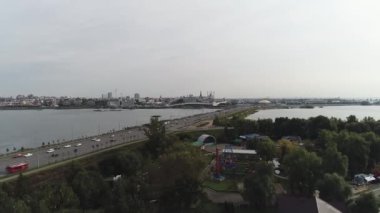 Nehrin karşısındaki köprünün görüntüsü, dönme dolaba bakıyor.