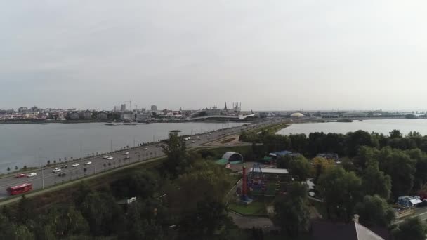 Una vista del puente que cruza el río, mirando a través de la rueda de Ferris. — Vídeos de Stock