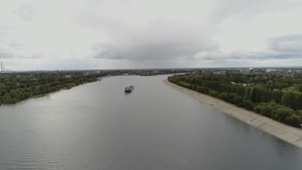 Een boot drijft op de rivier, de rivier splitst, vanuit de lucht gezien — Stockvideo