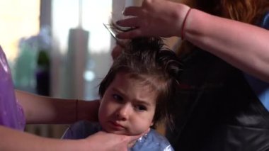 Evde makas kullanan küçük bir çocuk, portre planı. 4 bin. Canlı kamera