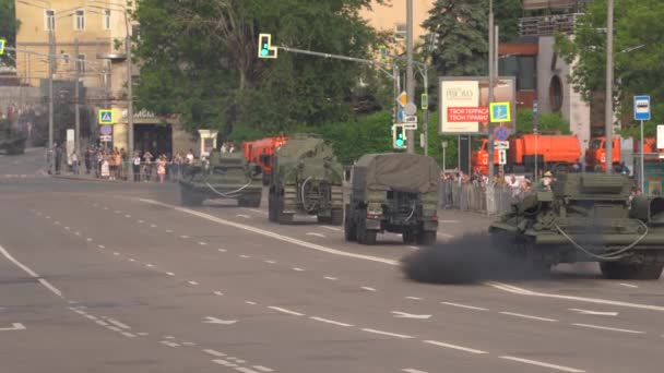 Equipamento militar durante um ensaio do desfile da vitória. 75 anos — Vídeo de Stock