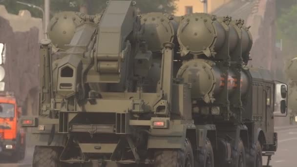 Équipement militaire lors d'une répétition de la parade de la victoire. 75 ans — Video