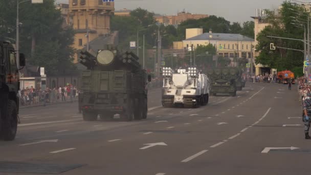 Equipamento militar durante um ensaio do desfile da vitória. 75 anos — Vídeo de Stock