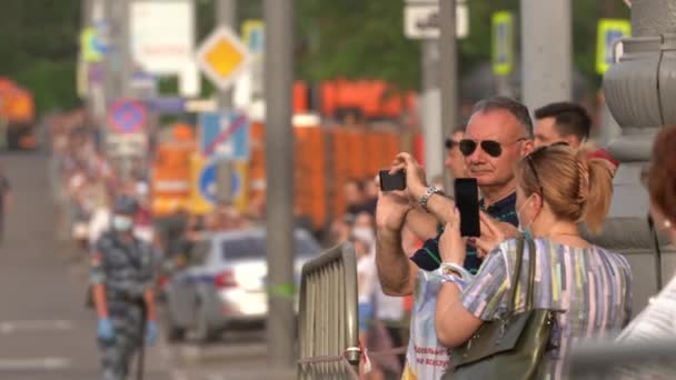 Militaire uitrusting tijdens een repetitie van de overwinningsparade. 75 jaar. publiek — Stockvideo