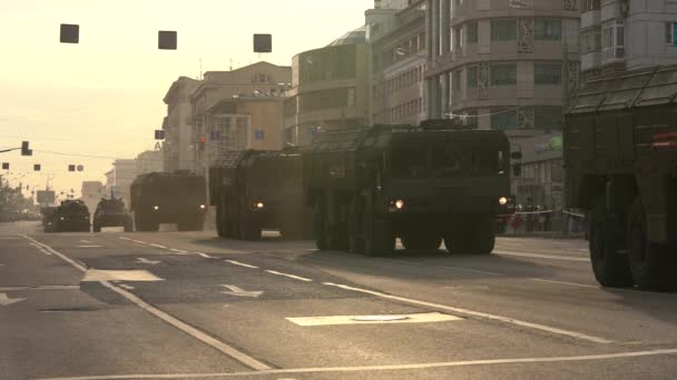 Στρατιωτικός εξοπλισμός κατά τη διάρκεια μιας πρόβας της παρέλασης νίκης. 75 ετών — Αρχείο Βίντεο