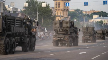 Zafer töreninin provası sırasında askeri teçhizat. 75 yıl.