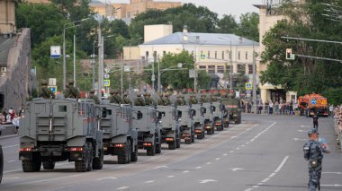 Zafer töreninin provası sırasında askeri teçhizat. 75 yıl.