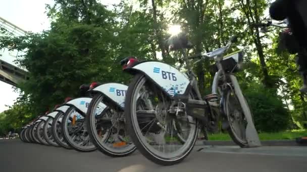 Общественная парковка для велосипедов во время пандемии коронавируса — стоковое видео
