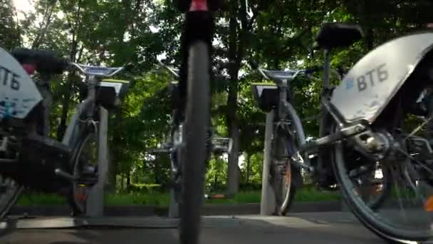 Öffentliche Parkplätze für Fahrräder während einer Coronavirus-Pandemie — Stockvideo