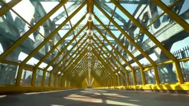 Bisikletçi cam bir yaya tünelinde geziyor. Kamera hareket halinde.