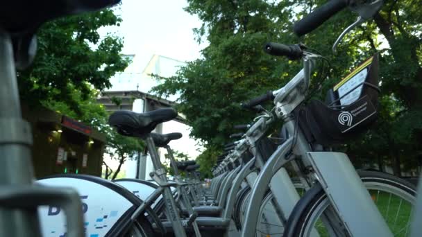 Openbare parkeerplaatsen voor fietsen, Fietsverhuur — Stockvideo