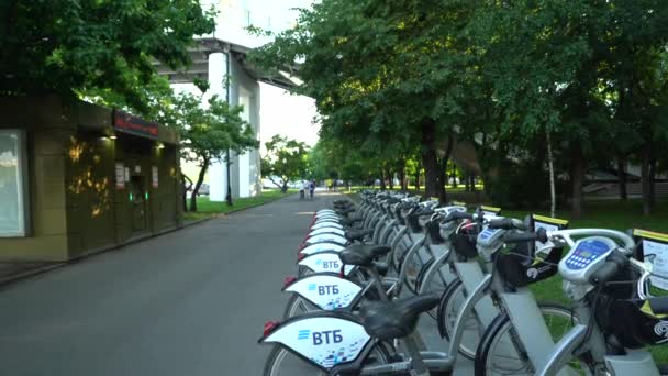 Openbare parkeerplaatsen voor fietsen, Fietsverhuur — Stockvideo