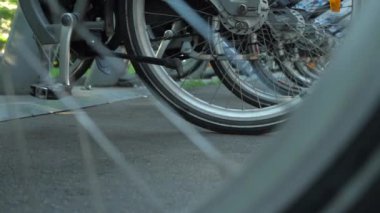 Bisiklet parkında bisiklet kiralarız. Kaydırıcı ile hareket halindeyken çekilen