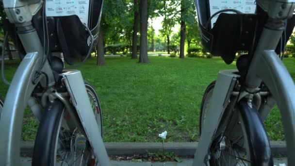 Fietsen huren op de stadsfiets Parkeren. gefilmd in beweging met de slider — Stockvideo