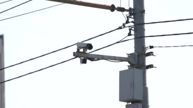 Trafik kamerası güvenlik kamerası, kamera hızı ve yoldaki arabaların hareketleri.