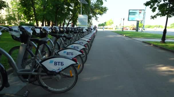 Openbare parkeerplaatsen voor fietsen, Fietsverhuur — Stockvideo