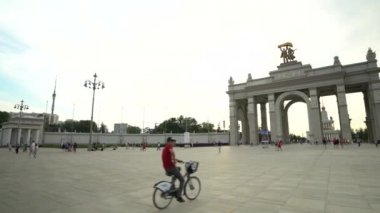 Moskova 'daki VDNKH sergi kompleksinin ana girişi. Haziran 2020