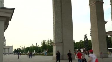 Birinci pavyonun inşası, Sovyet döneminden kalma VDNKh mimarisi.