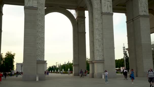 Здание 1-го павильона, архитектура советской эпохи ВДНХ — стоковое видео