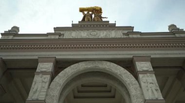 Birinci pavyonun inşası, Sovyet döneminden kalma VDNKh mimarisi.