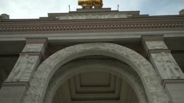 Birinci pavyonun inşası, Sovyet döneminden kalma VDNKh mimarisi.