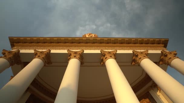 Un beau bâtiment historique avec de grandes colonnes sur le territoire de VDNH, 2020 — Video