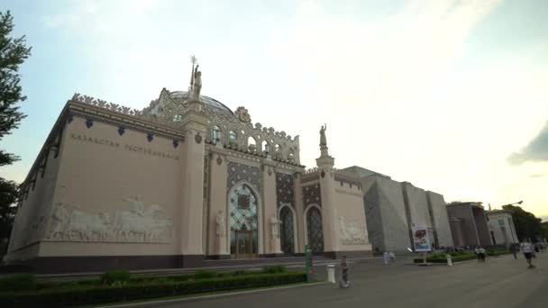 VDNH sergisindeki Kazakistan Pavyonu 'nun güzel binası. — Stok video