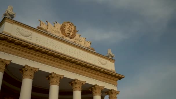 Радянська будівля з колонами та ліпними плітками. Фотокамера зблизька. — стокове відео