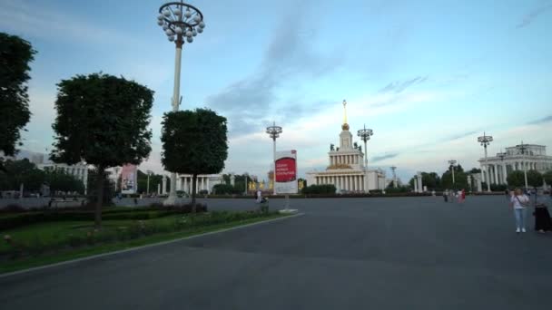 Główny plac w VDNKH. letni dzień. dolly kamera strzał — Wideo stockowe