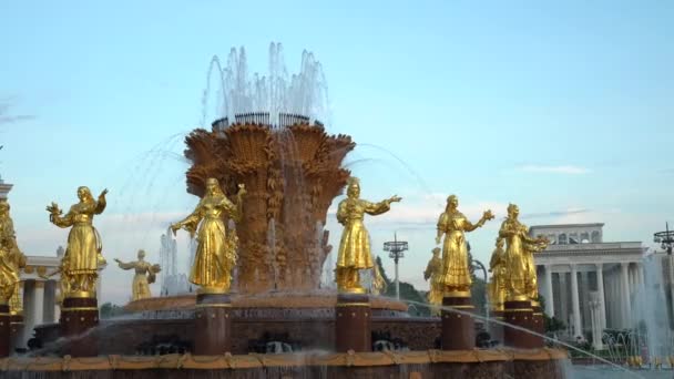 16 estatuas de bronce fuente "Amistad de los pueblos" en ENEA. Dolly cámara de tiro . — Vídeos de Stock