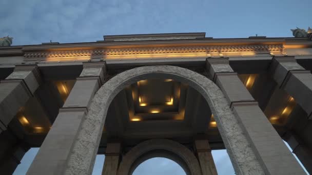 Illumination du soir sur l'arche d'entrée de l'Union soviétique. — Video