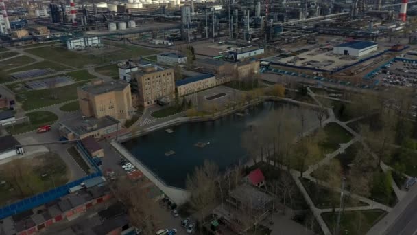 Raffinerie dans la ville de Moscou, à côté de l'étang de la ville. 2020 vue aérienne — Video