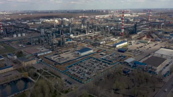 Refinería en la ciudad de Moscú, planta de producción de petróleo. Vista aérea 2020 — Vídeo de stock