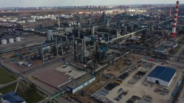 Refinería en la ciudad de Moscú, planta de producción de petróleo. Vista aérea 2020 — Vídeos de Stock