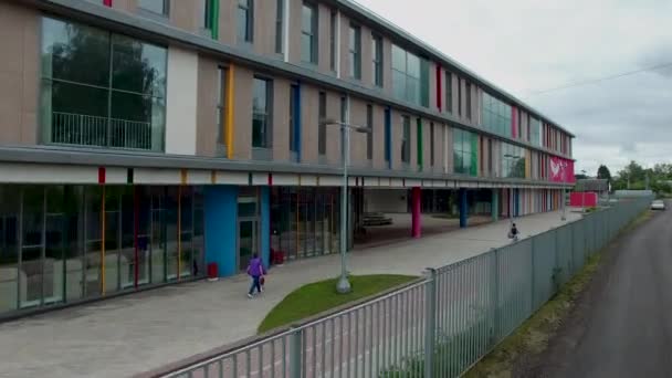 Lege regenboog mooie nieuwe moderne school in een klein dorp. Luchtwiev — Stockvideo