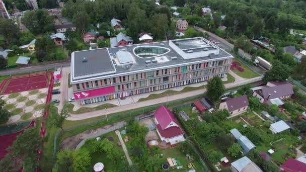 Пустая радуга красивая новая современная школа в маленькой деревне. Воздушный транспорт — стоковое видео