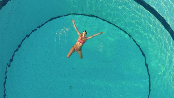 Mladá žena plave v bazénu, pohled shora — Stock fotografie