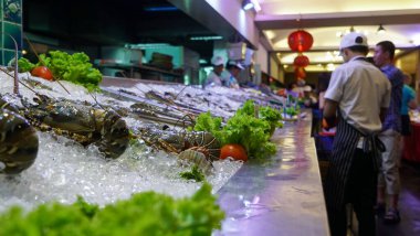 Buz dolabı taze deniz ürünleri, Asya sokak pazarı.