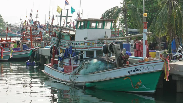 Παλιό πολύχρωμο αλιευτικό σκάφος Ταϊλανδοί ψαράδες είναι στην κουκέτα — Φωτογραφία Αρχείου