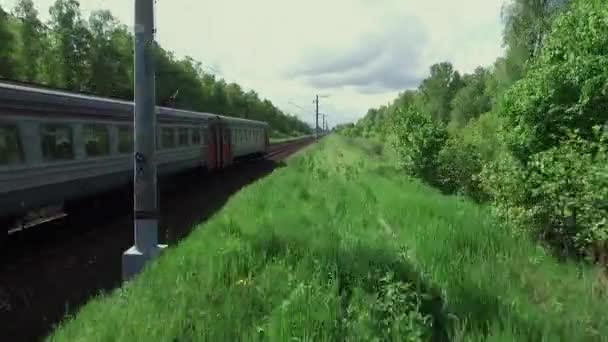 Un relevé parallèle des trains rouges et gris. Caméra Dolly prise — Video