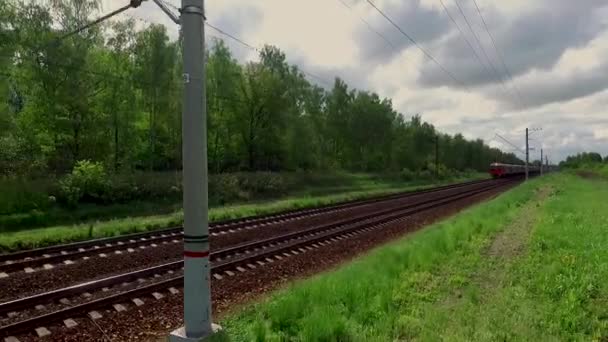 Uma pesquisa paralela de trem vermelho e cinza. Dolly câmera tiro — Vídeo de Stock