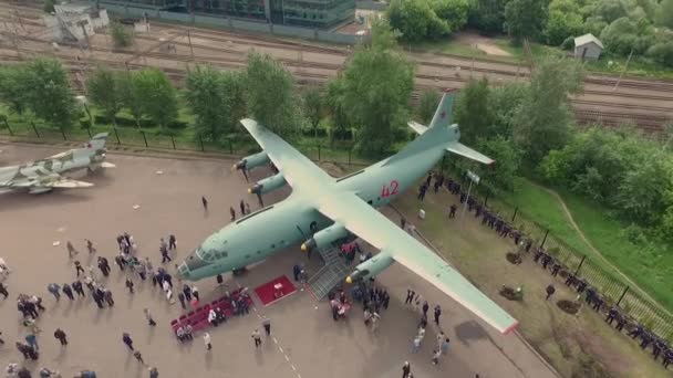 Ан-12 Советский военно-транспортный самолет на выставке в Москве, вид с воздуха — стоковое видео